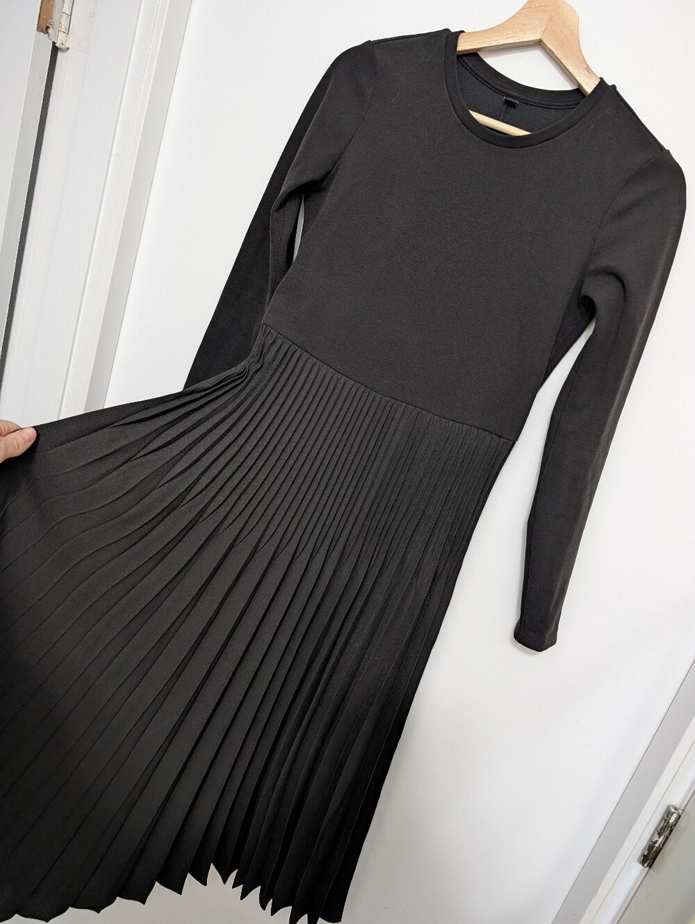 Uniqlo XS Combination Dress Pleated Black Long Sleeve Midi Cocktail Gown Flowy